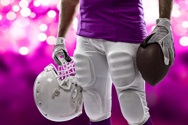 Futbolcu pembe üniforma ile