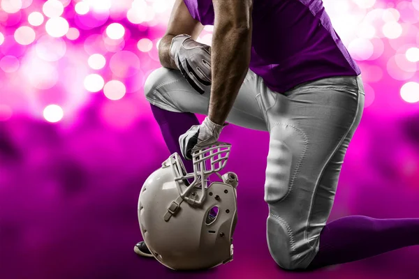 Futbolcu pembe üniforma ile