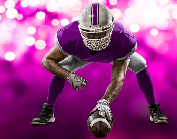 Futbolcu pembe üniforma ile