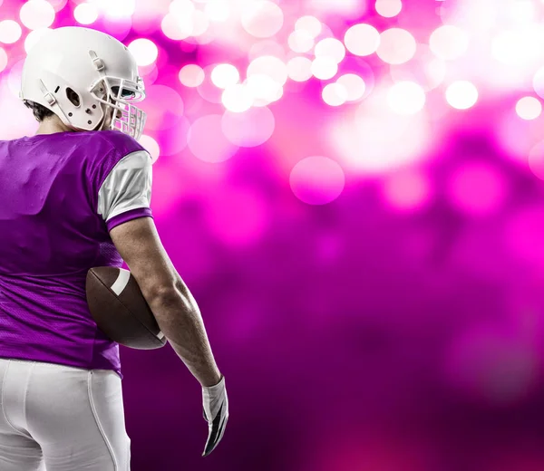 Jogador de futebol com um uniforme rosa — Fotografia de Stock