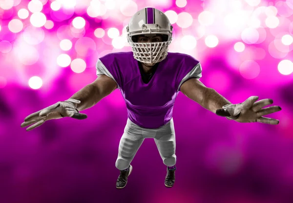 Futbolcu pembe üniforma ile