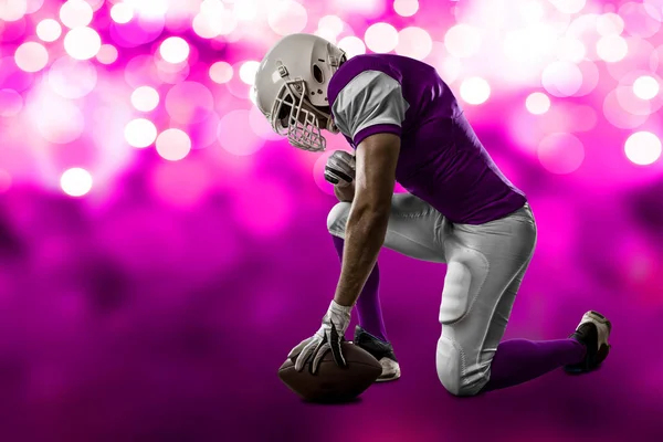 Futbolcu pembe üniforma ile