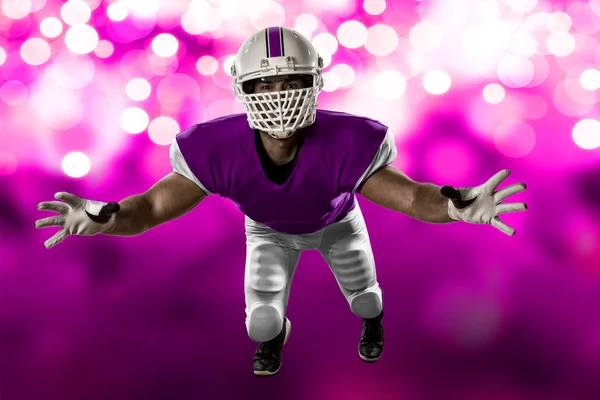 Futbolcu pembe üniforma ile