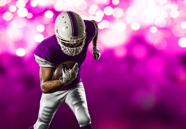 Futbolcu pembe üniforma ile