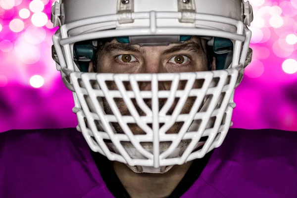 Futbolcu pembe üniforma ile