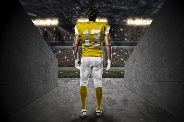 Futbolcu sarı üniforma ile