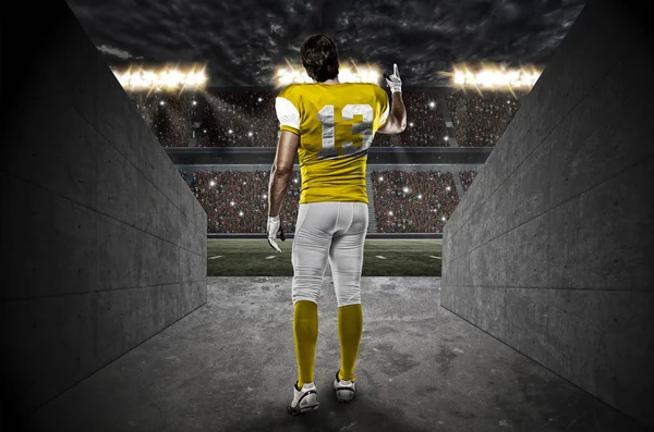 Voetballer met een geel uniform — Stockfoto