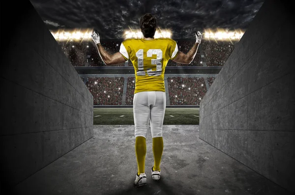 Jugador de fútbol con uniforme amarillo —  Fotos de Stock