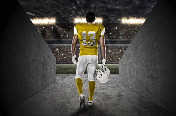 Futbolcu sarı üniforma ile