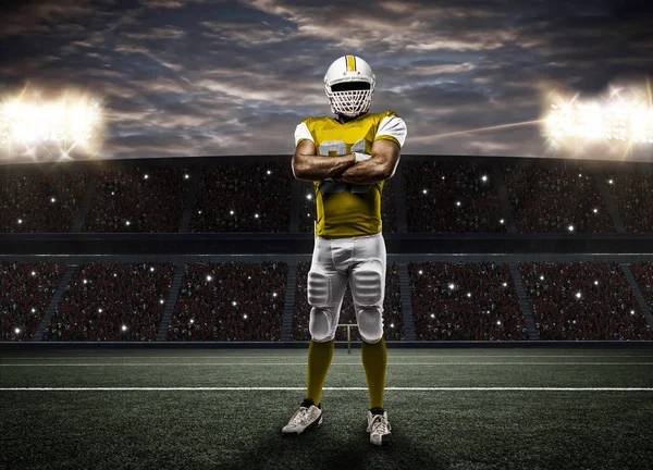 Futbolcu sarı üniforma ile