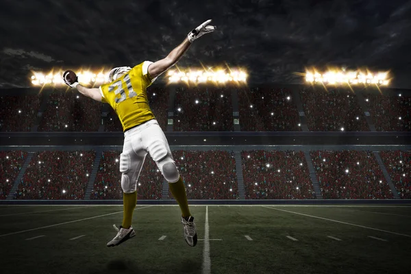 Futbolcu sarı üniforma ile