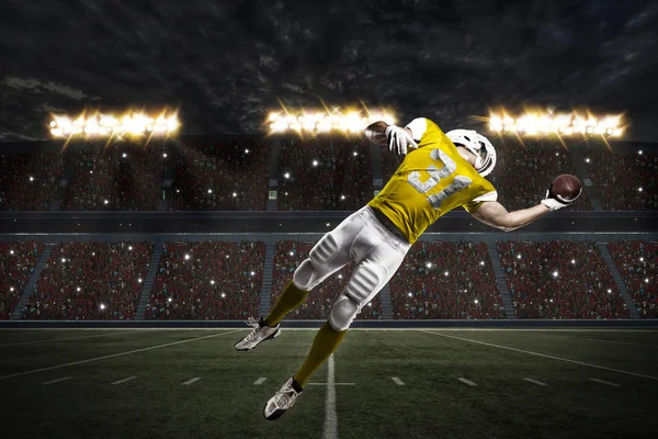 Futbolcu sarı üniforma ile