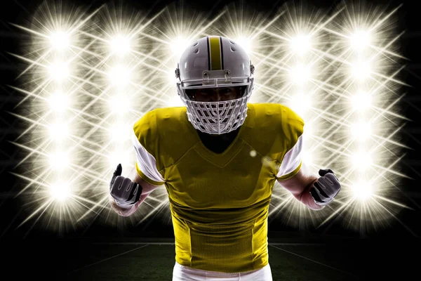 Futbolcu sarı üniforma ile