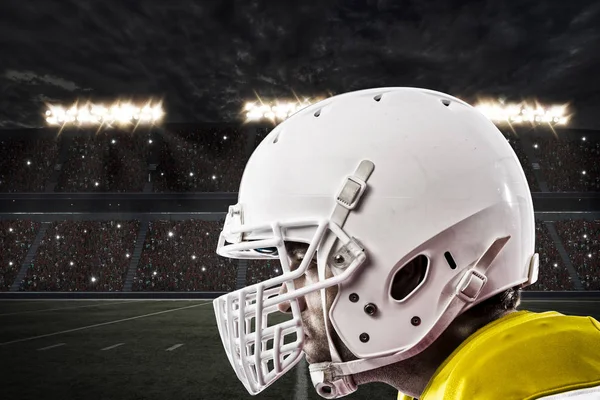 Futbolcu sarı üniforma ile