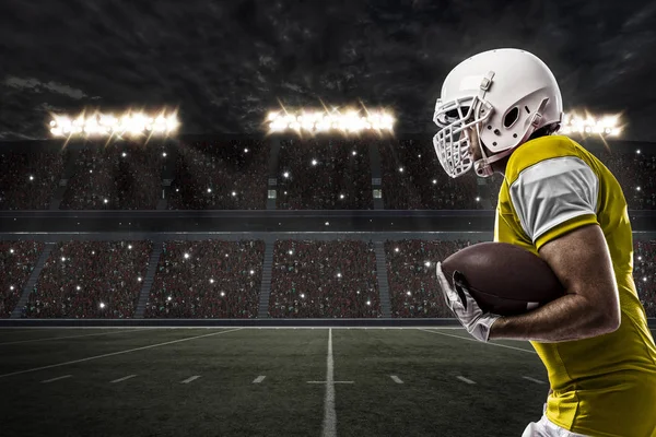 Futbolcu sarı üniforma ile