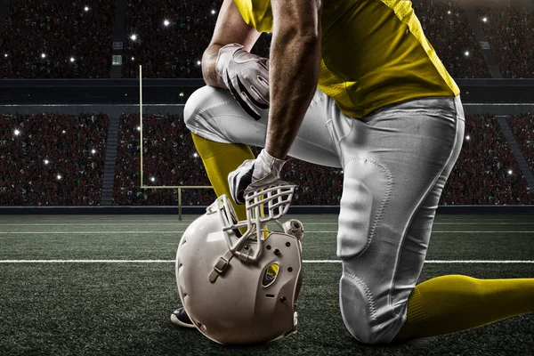 Futbolcu sarı üniforma ile