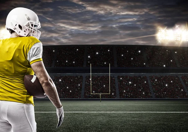 Futbolcu sarı üniforma ile