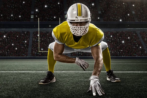 Futbolcu sarı üniforma ile