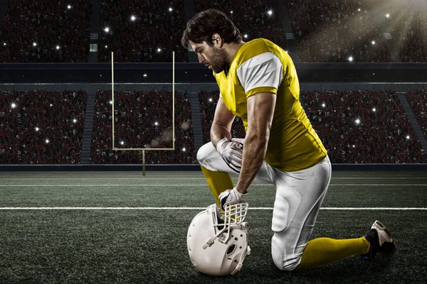 Jogador de futebol com uniforme amarelo — Fotografia de Stock