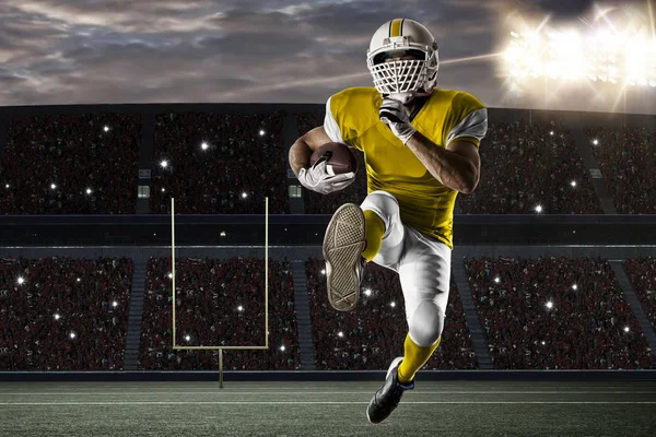 Futbolcu sarı üniforma ile