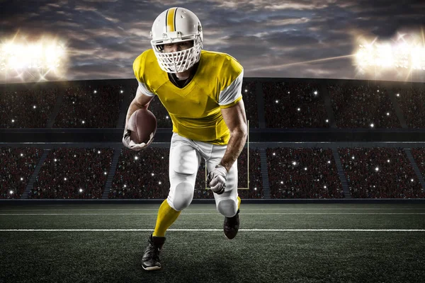 Futbolcu sarı üniforma ile