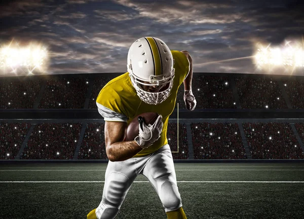 Fotbollsspelare med en gul uniform — Stockfoto
