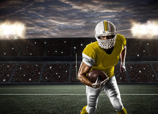 Joueur de football avec un uniforme jaune — Photo