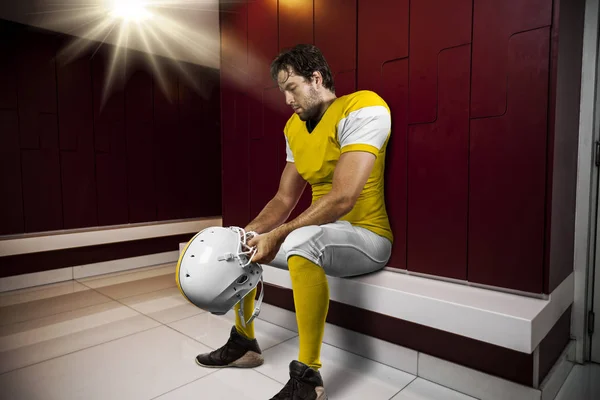 Fußballspieler mit gelber Uniform — Stockfoto