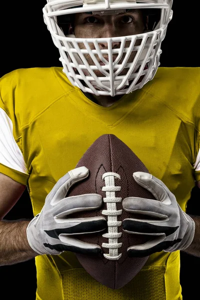 Futbolcu sarı üniforma ile