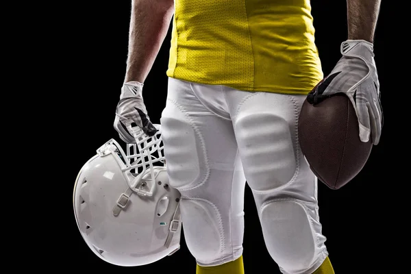 Futbolcu sarı üniforma ile