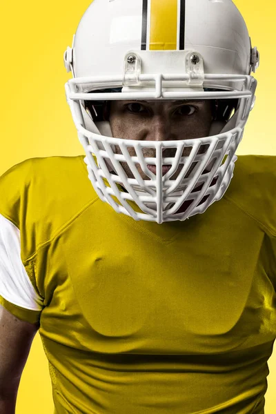 Futbolcu sarı üniforma ile