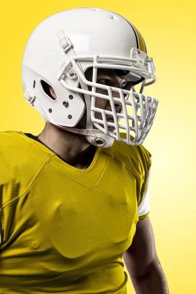 Futbolcu sarı üniforma ile