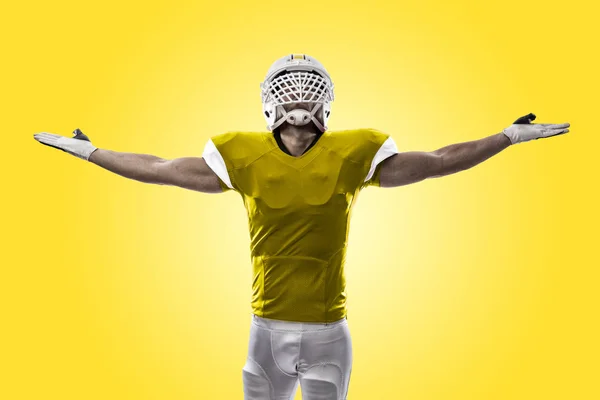 Футболист в жёлтой форме — стоковое фото