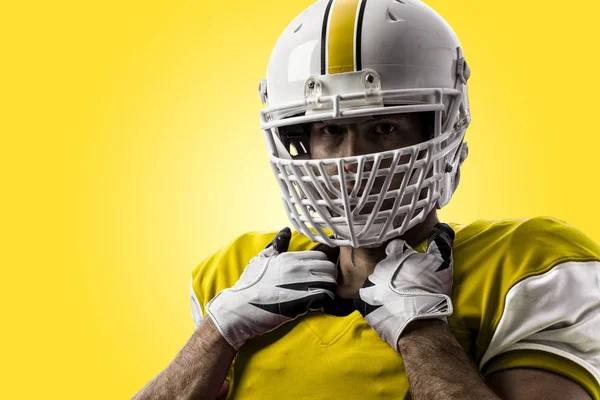 Futbolcu sarı üniforma ile