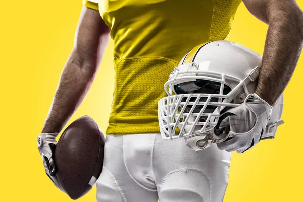 Jugador de fútbol con uniforme amarillo — Foto de Stock