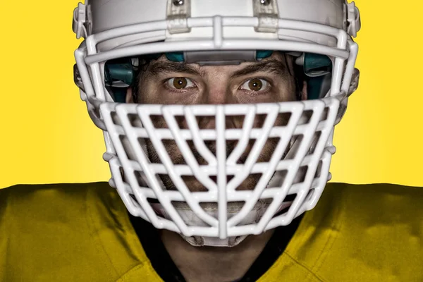 Fußballspieler mit gelber Uniform — Stockfoto