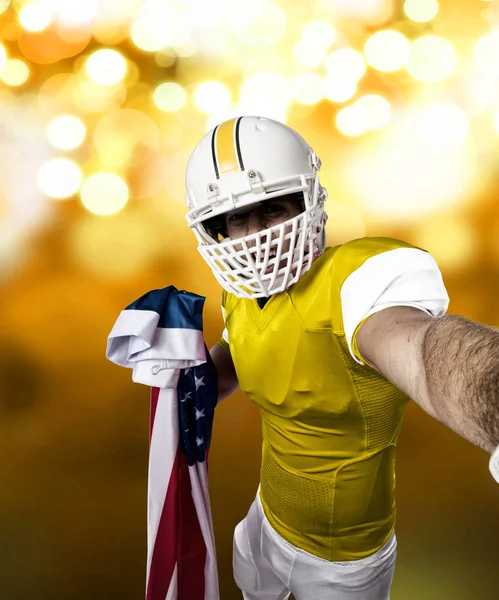 Futbolcu sarı üniforma ile