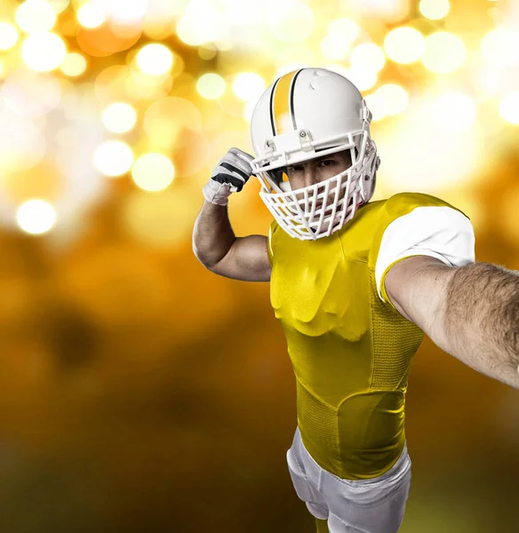 Futbolcu sarı üniforma ile