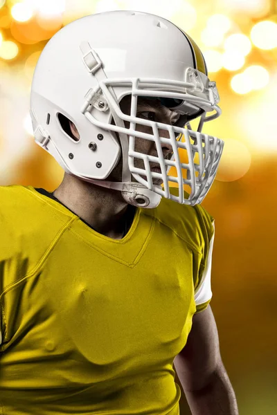 Futbolcu sarı üniforma ile