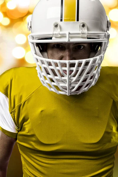 Futbolcu sarı üniforma ile