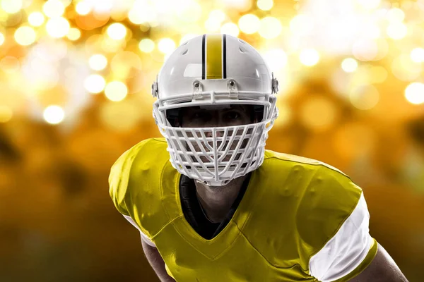 Futbolcu sarı üniforma ile