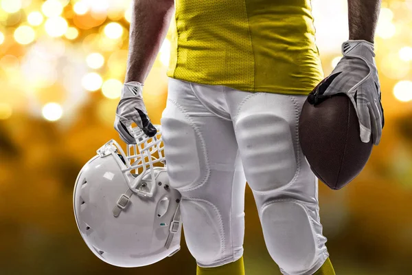 Futbolcu sarı üniforma ile