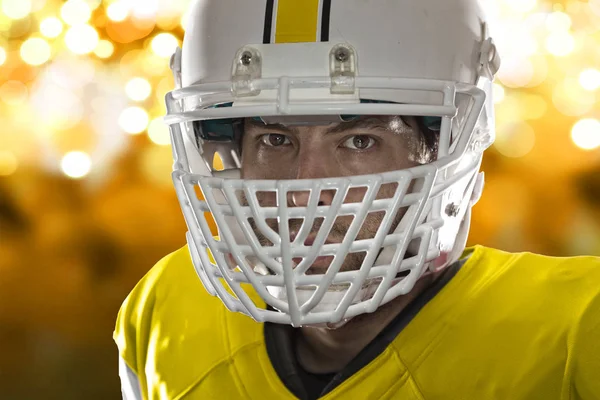 Futbolcu sarı üniforma ile