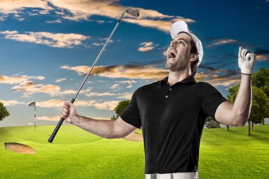 Golf oyuncu siyah gömlekli