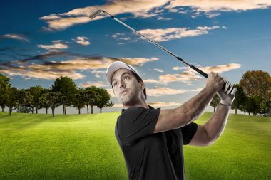 Golf oyuncu siyah gömlekli