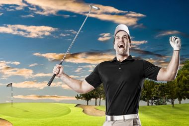 Golf oyuncu siyah gömlekli