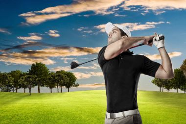 Golf oyuncu siyah gömlekli