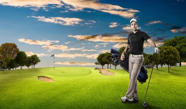 Golf oyuncu siyah gömlekli