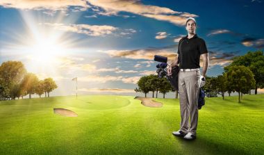 Golf oyuncu siyah gömlekli