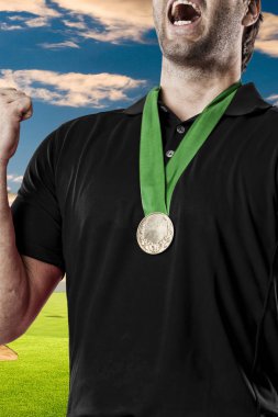 Golf oyuncu siyah gömlekli
